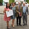 José Alonso Fernández Guasti, director de la Sede Sur de Cinvestav, y Eugenia Roldán Vera, Jefa del Departamento de Investigaciones Educativas, felicitan a la Doctora en Ciencias en Neurofarmacología y Terapéutica Experimental, Abigail Karina Hernánd